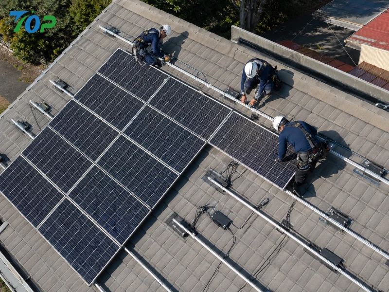 Miks plug-in päikeseenergia (Plug & Play PV) muudab hajutatud energiat: poliitika, tehnilised standardid ja B2B insenerijuhend