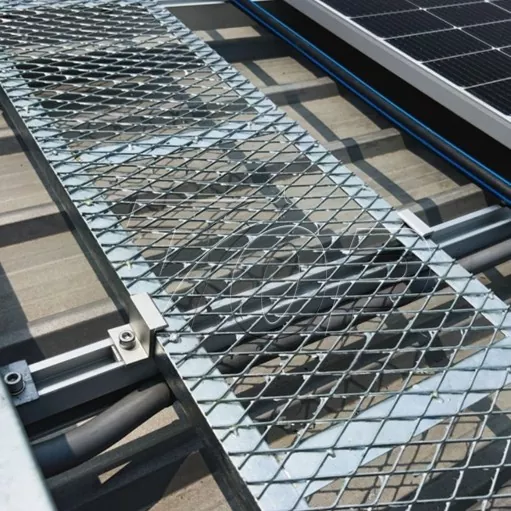 Päikeseenergia katusel kõnnitee